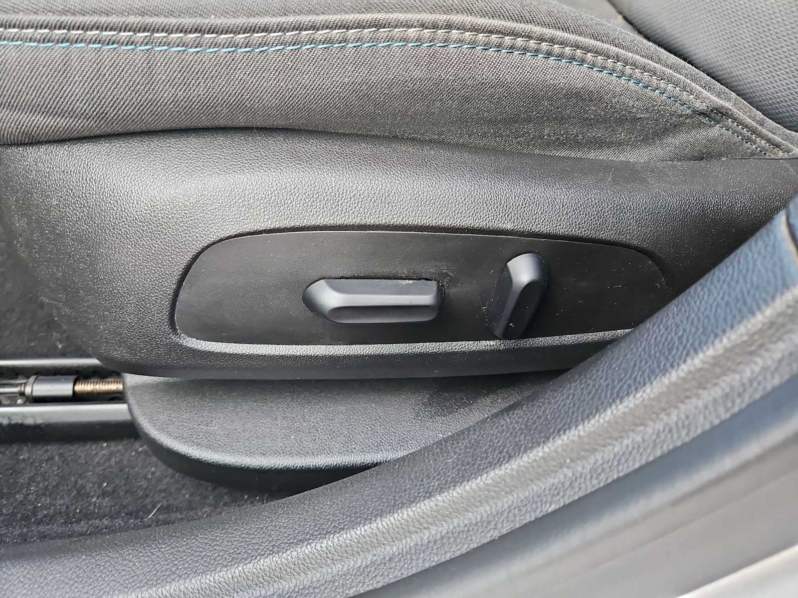 Used 2017 Chevrolet Cruze LT w/ Convenience Package image 16