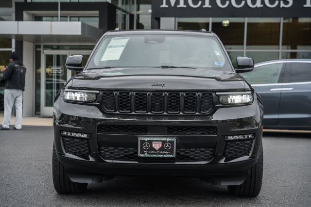 Used 2023 Jeep Grand Cherokee L Limited w/ Black Appearance Package AWD/4WD image 2