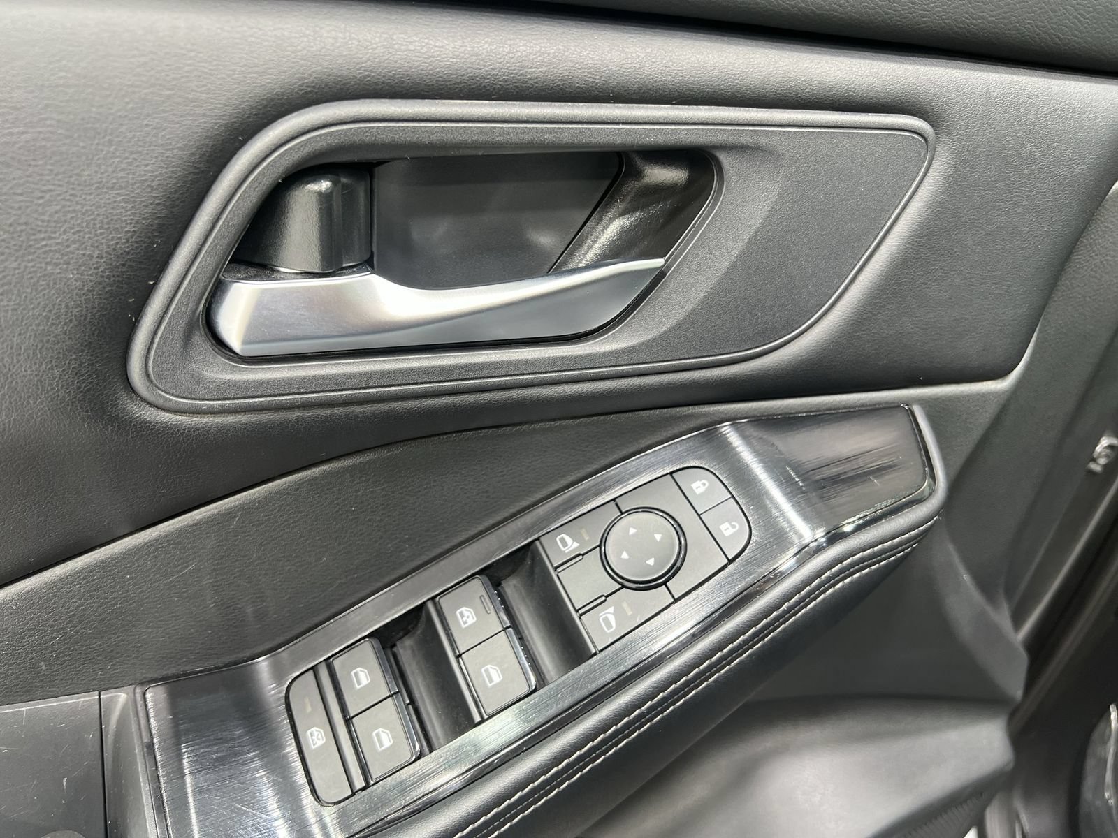 Used 2025 Nissan Rogue SV AWD/4WD image 13