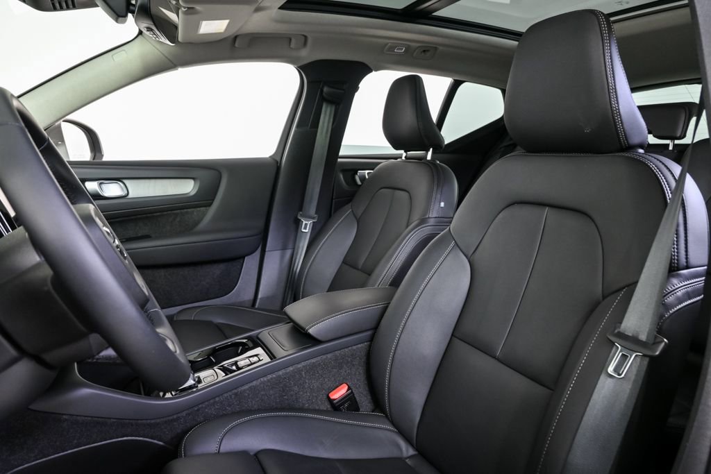 Certified 2025 Volvo XC40 B5 Plus image 7