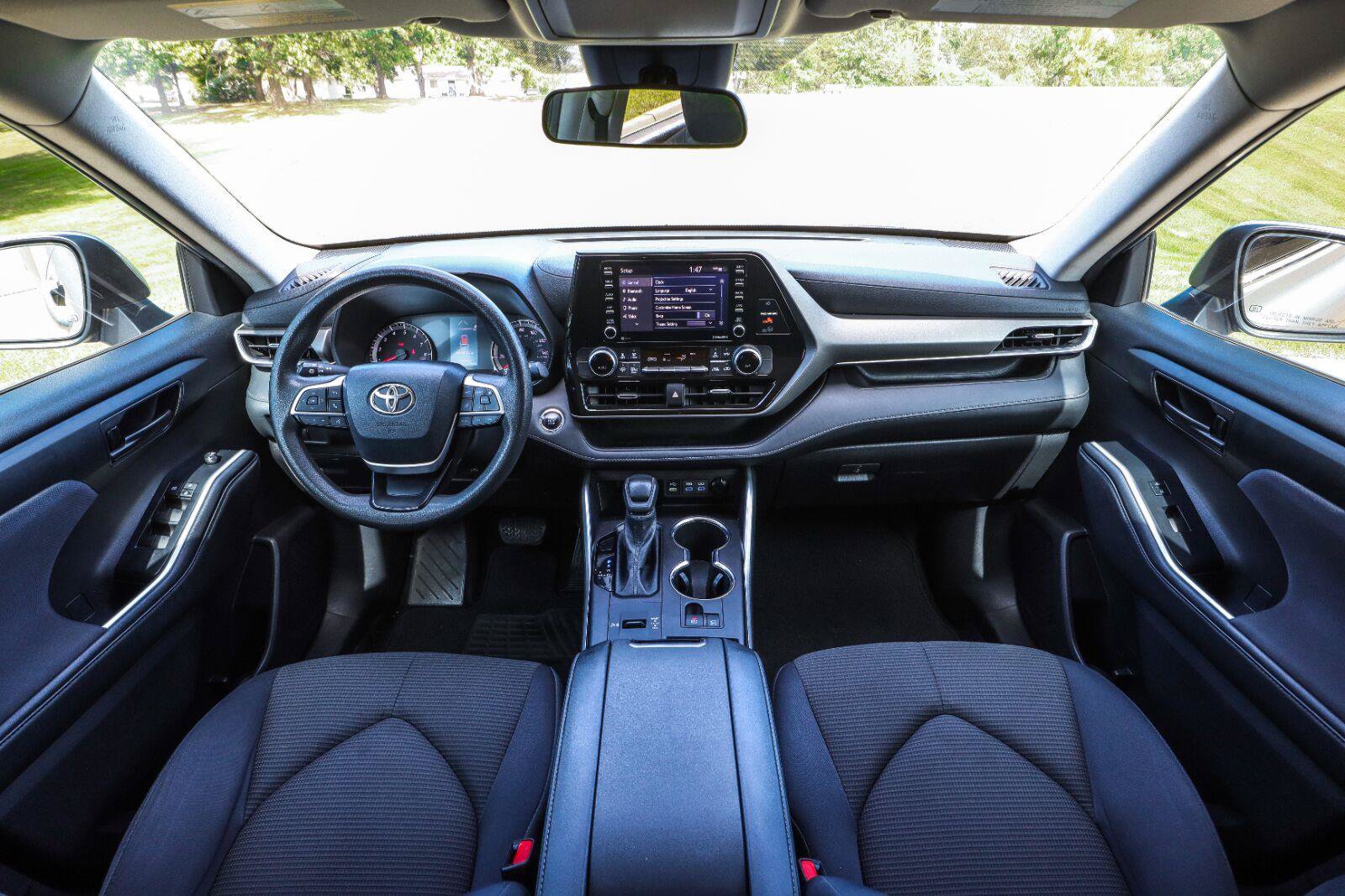 Used 2022 Toyota Highlander L FWD image 2