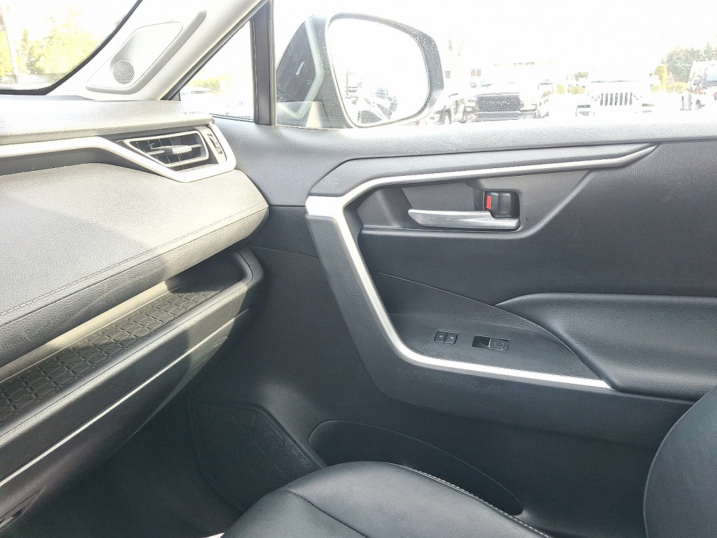 Used 2023 Toyota RAV4 XLE Premium image 31