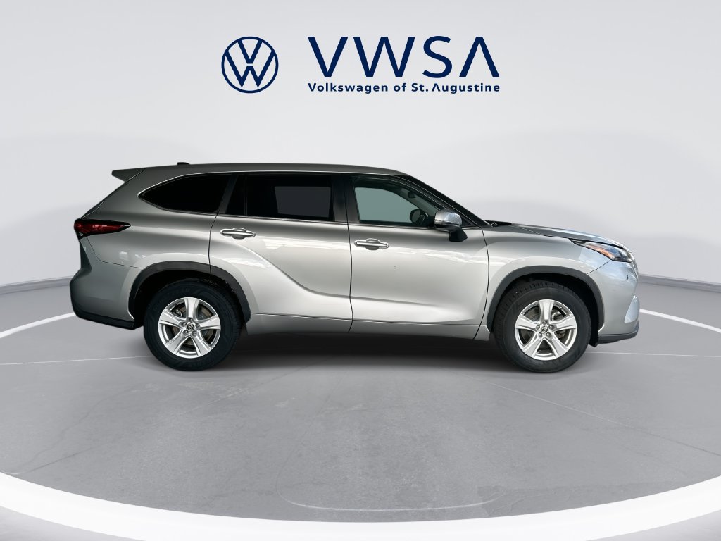 Used 2023 Toyota Highlander LE FWD image 8