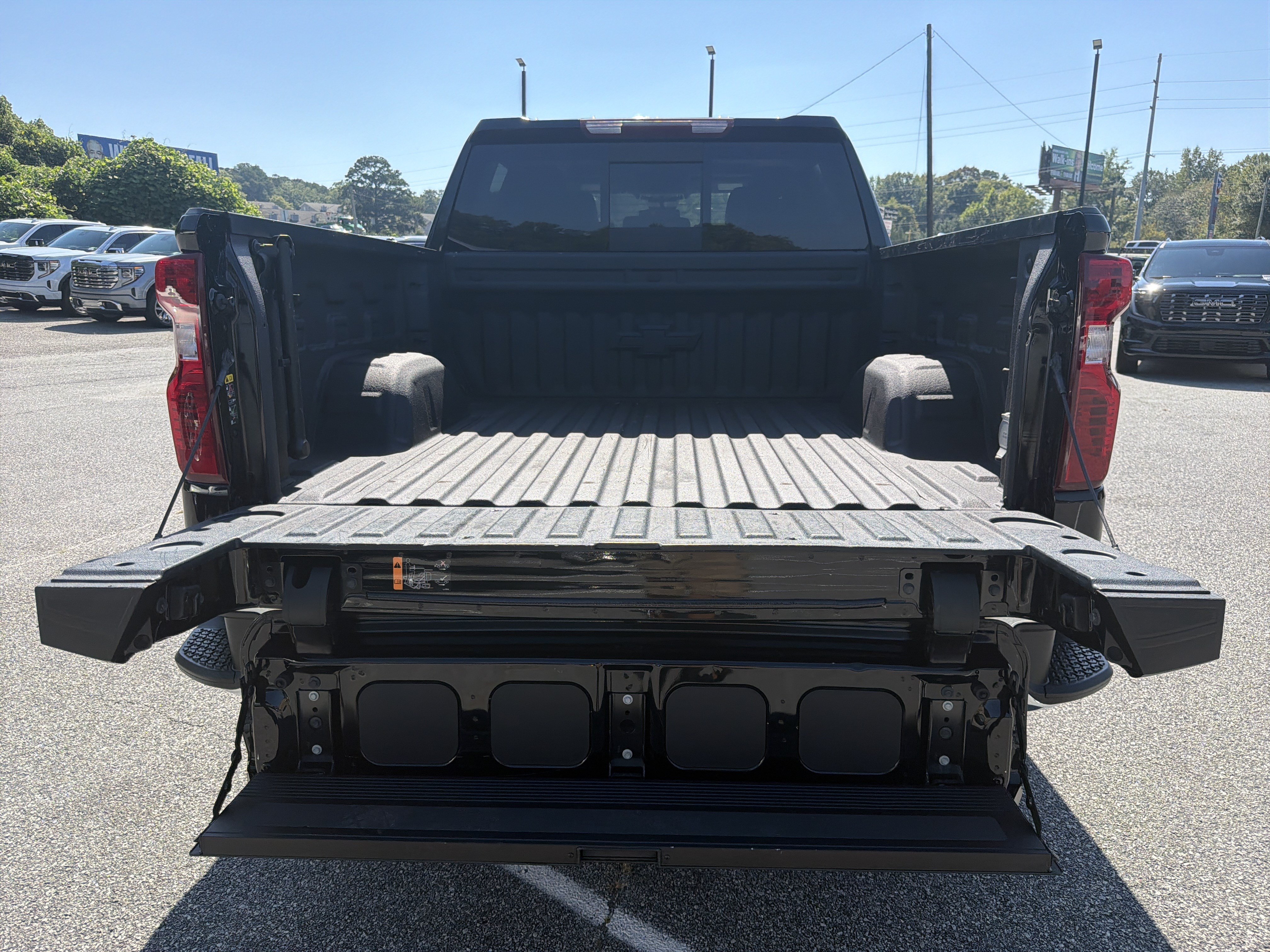 Used 2022 Chevrolet Silverado 1500 LT AWD/4WD image 19