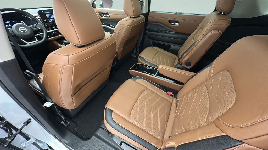 Used 2025 Nissan Pathfinder Platinum AWD/4WD image 9
