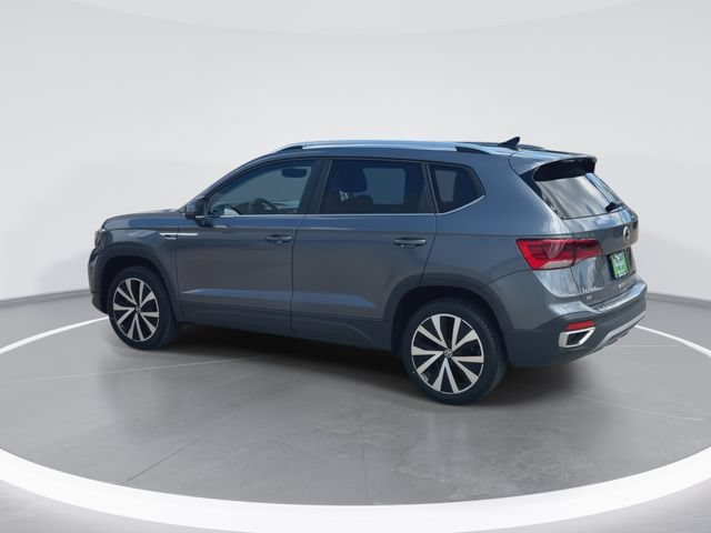 Used 2023 Volkswagen Taos SE w/ Panoramic Sunroof Package FWD image 7