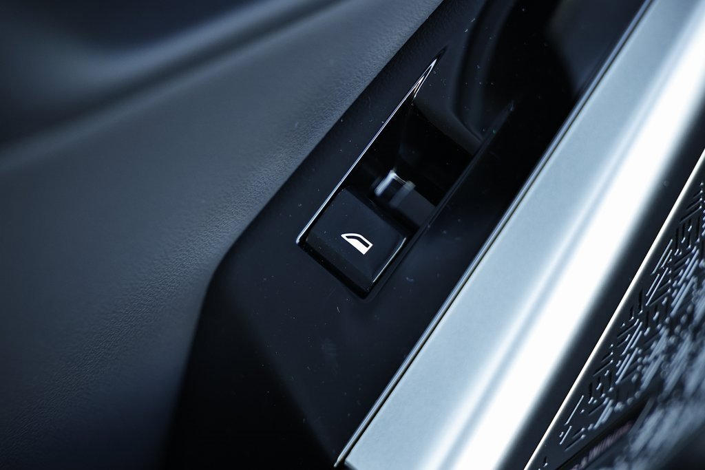 New 2026 BMW 550e xDrive w/ Premium Package image 25