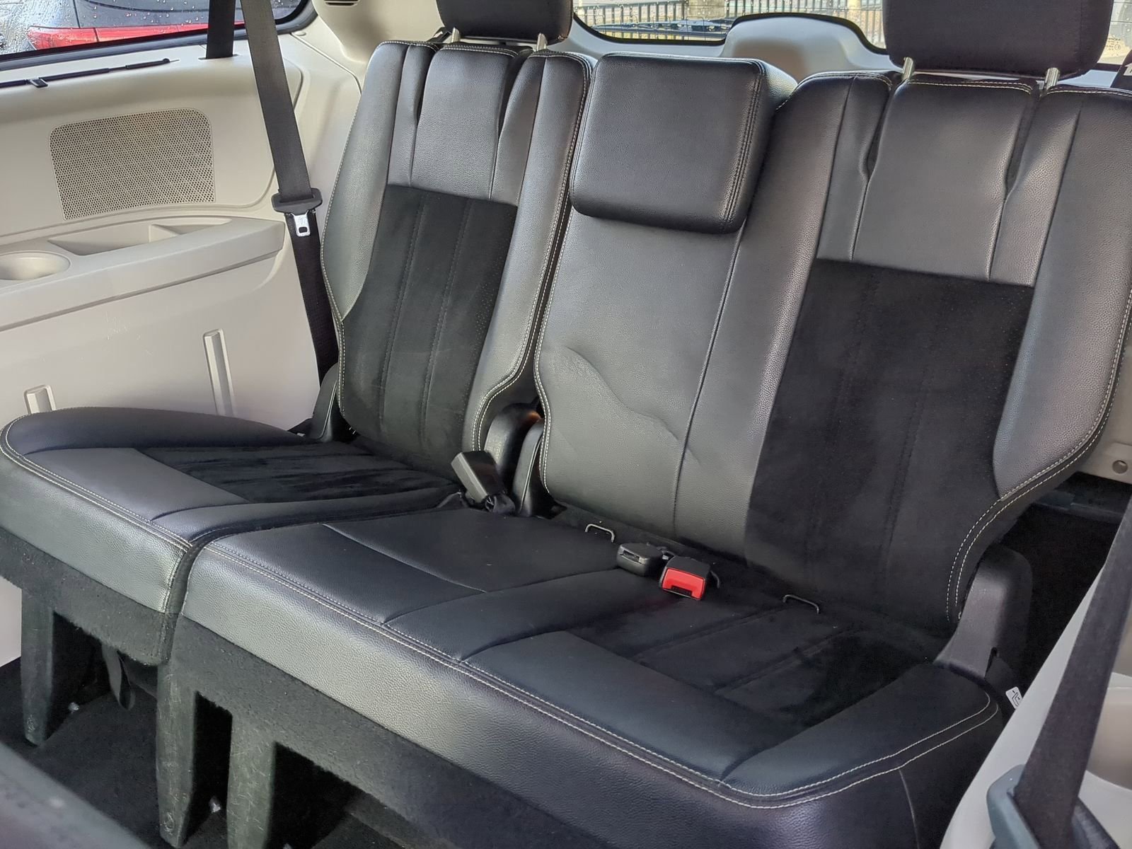 Used 2017 Dodge Grand Caravan SXT image 27