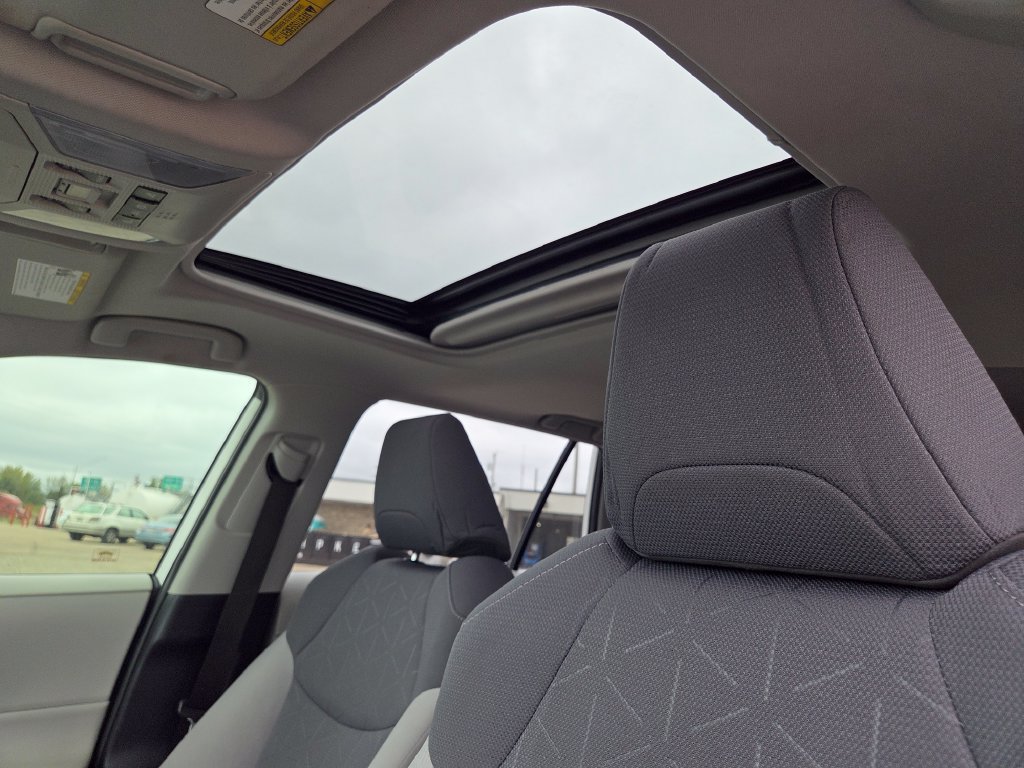 Used 2019 Toyota RAV4 XLE w/ Convenience Package FWD image 9