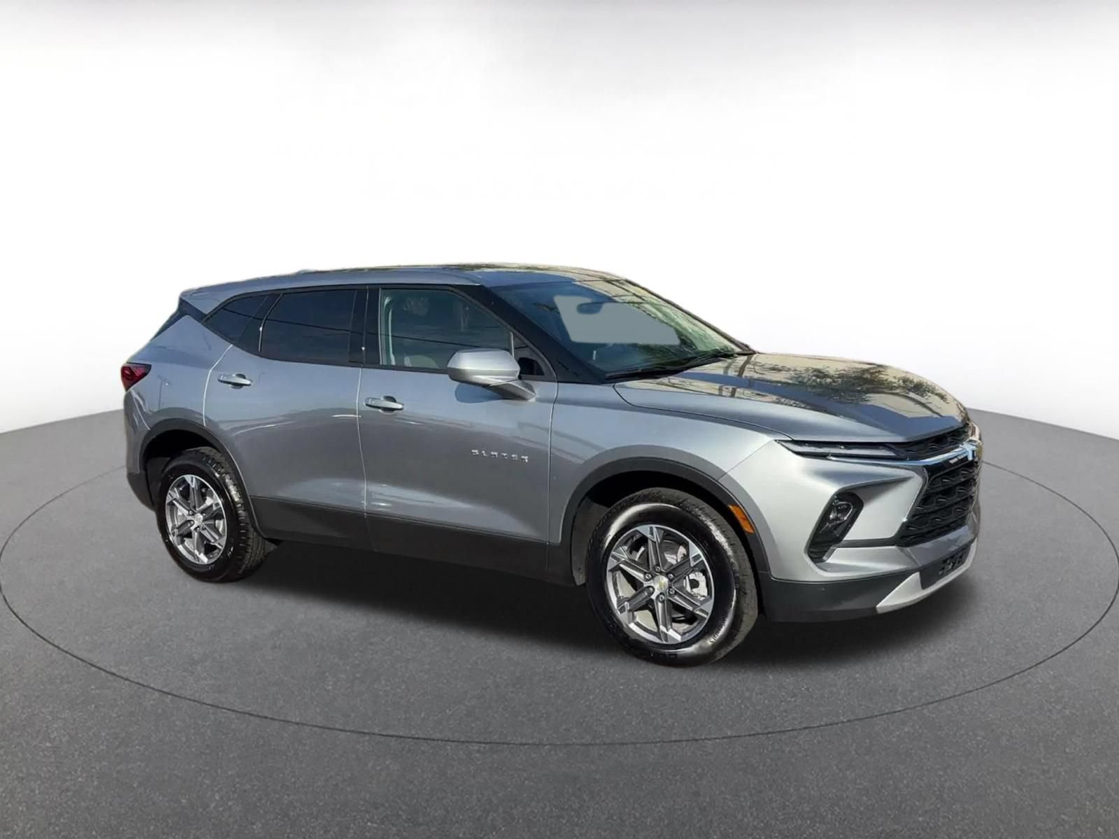 Used 2026 Chevrolet Blazer LT FWD image 2