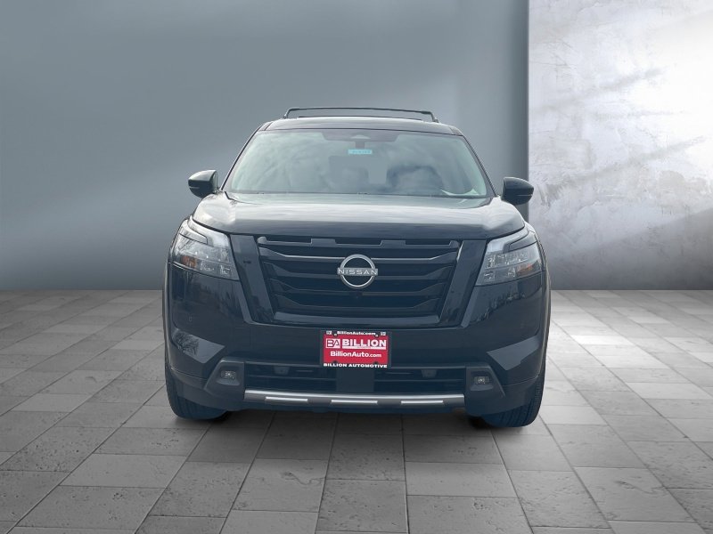 Used 2025 Nissan Pathfinder Platinum image 2