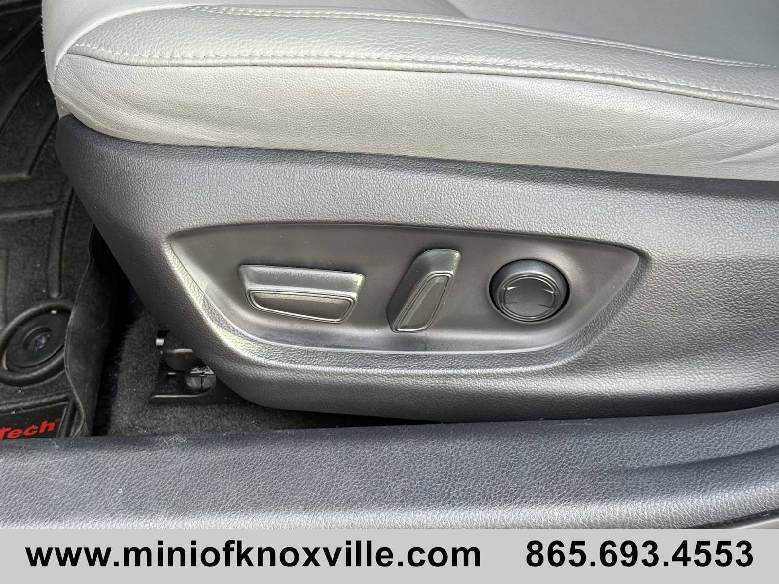 Used 2022 Toyota Avalon XLE image 11