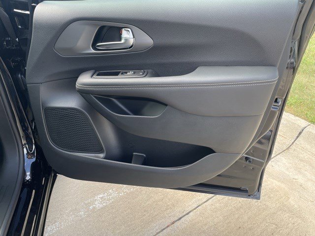 New 2026 Chrysler Pacifica Select image 10
