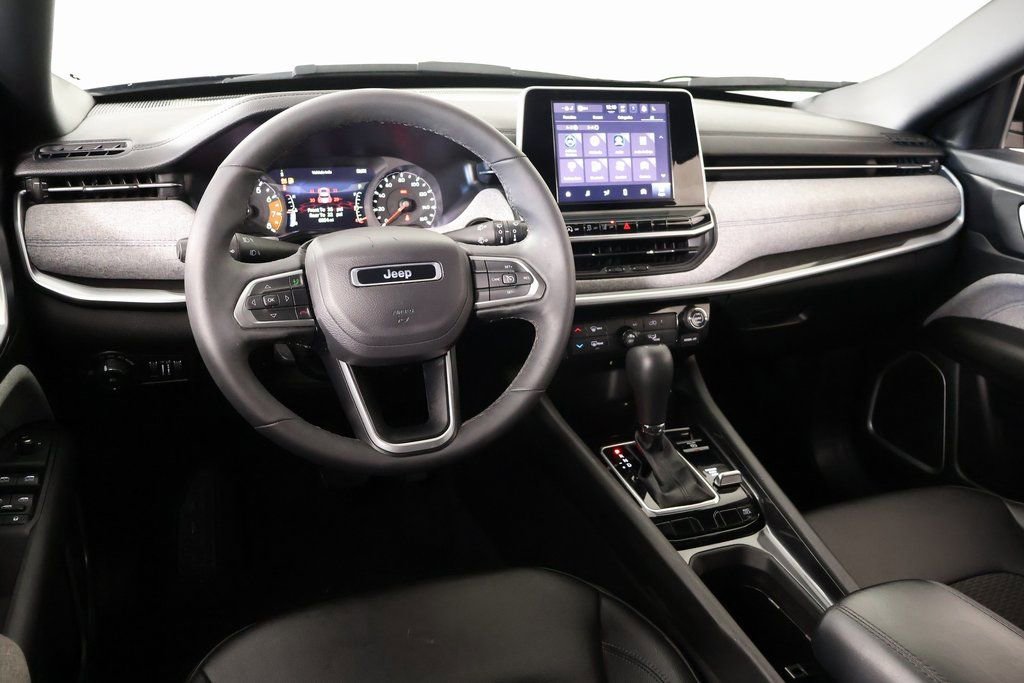 Used 2025 Jeep Compass Latitude image 2