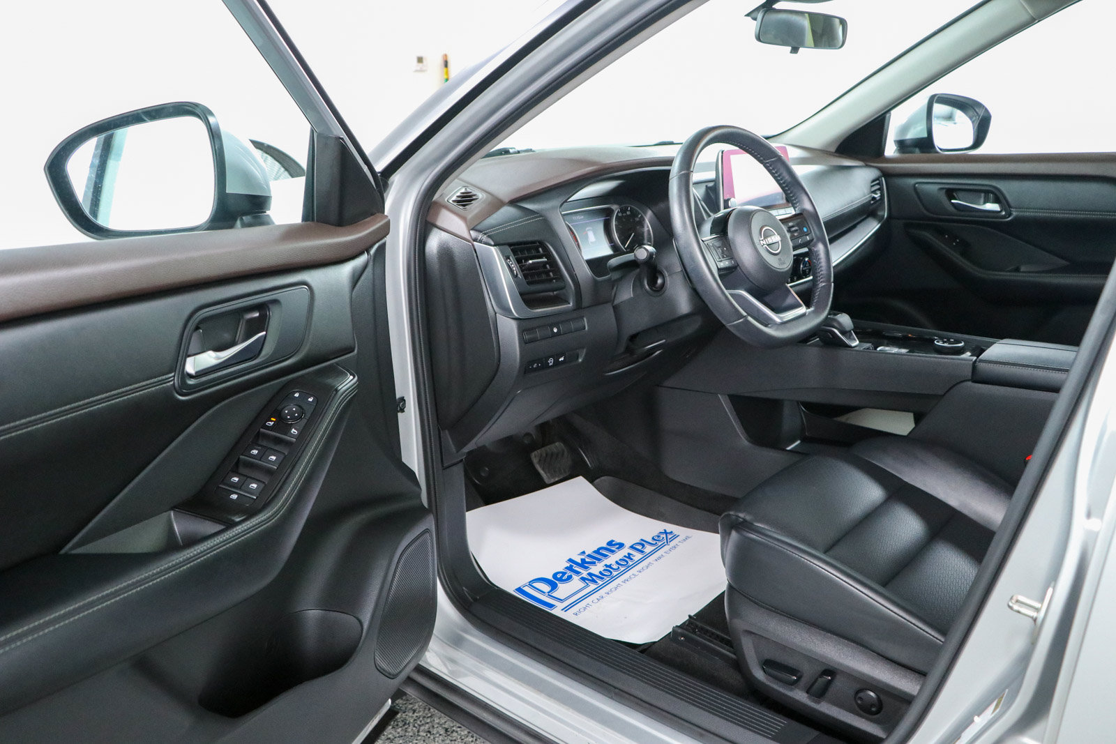 Used 2023 Nissan Rogue SV w/ SV Premium B Package AWD/4WD image 3