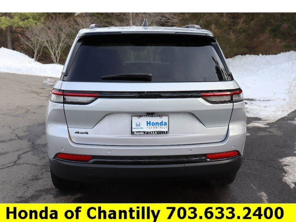 Used 2024 Jeep Grand Cherokee Altitude image 6