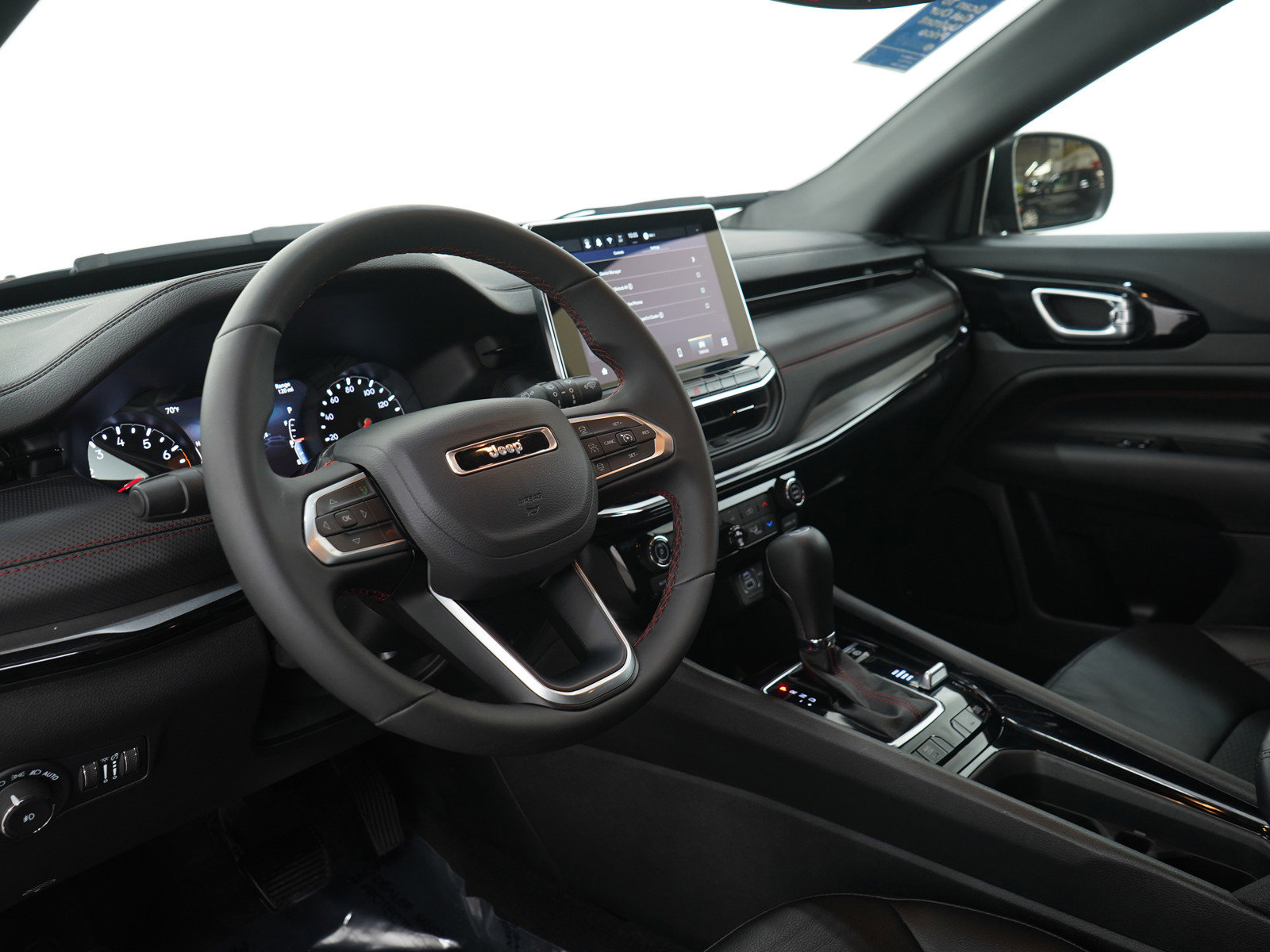 Used 2025 Jeep Compass Trailhawk image 23