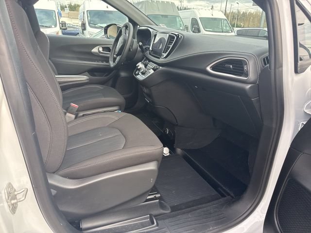 Used 2024 Chrysler Pacifica Touring FWD image 9