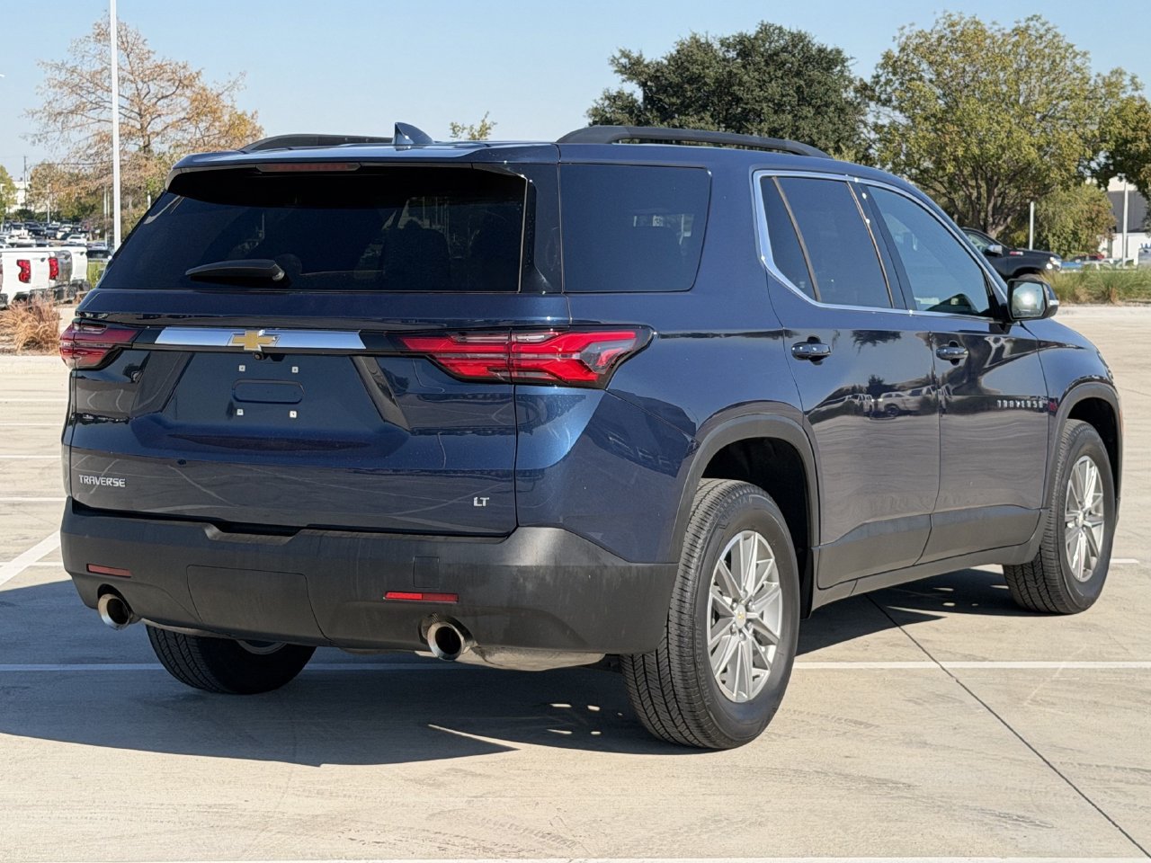 Used 2023 Chevrolet Traverse LT FWD image 4