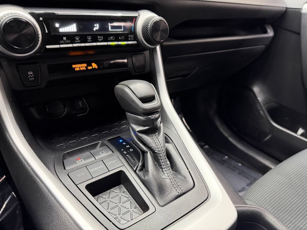 Used 2020 Toyota RAV4 LE FWD image 26