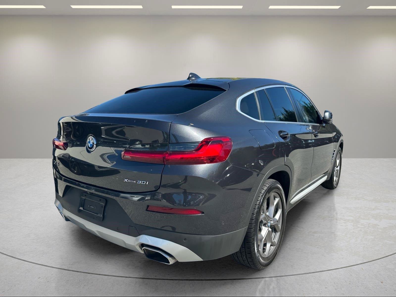 Used 2024 BMW X4 xDrive30i w/ Parking Assistance Package AWD/4WD image 11