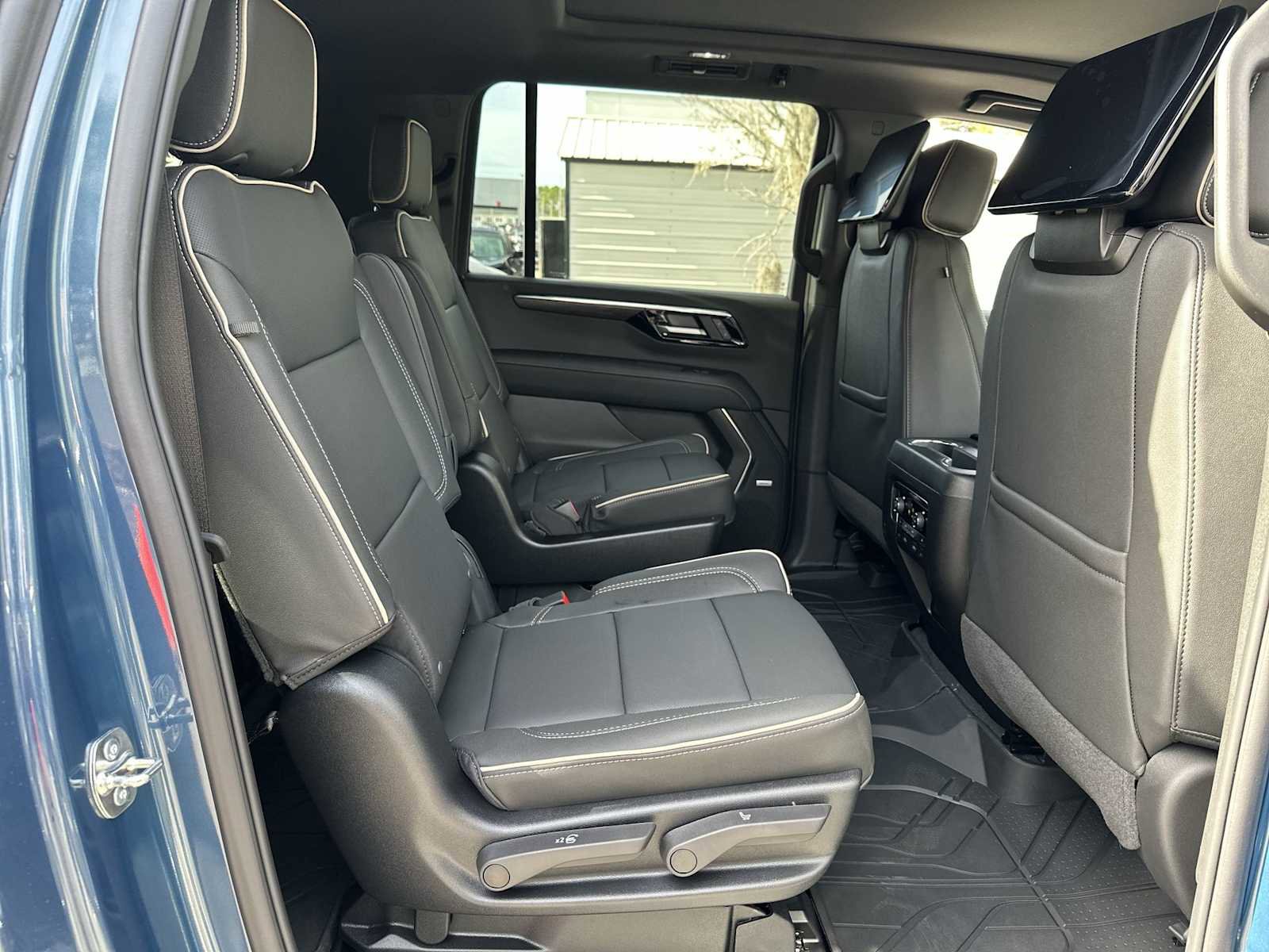 New 2026 Chevrolet Suburban Premier image 18