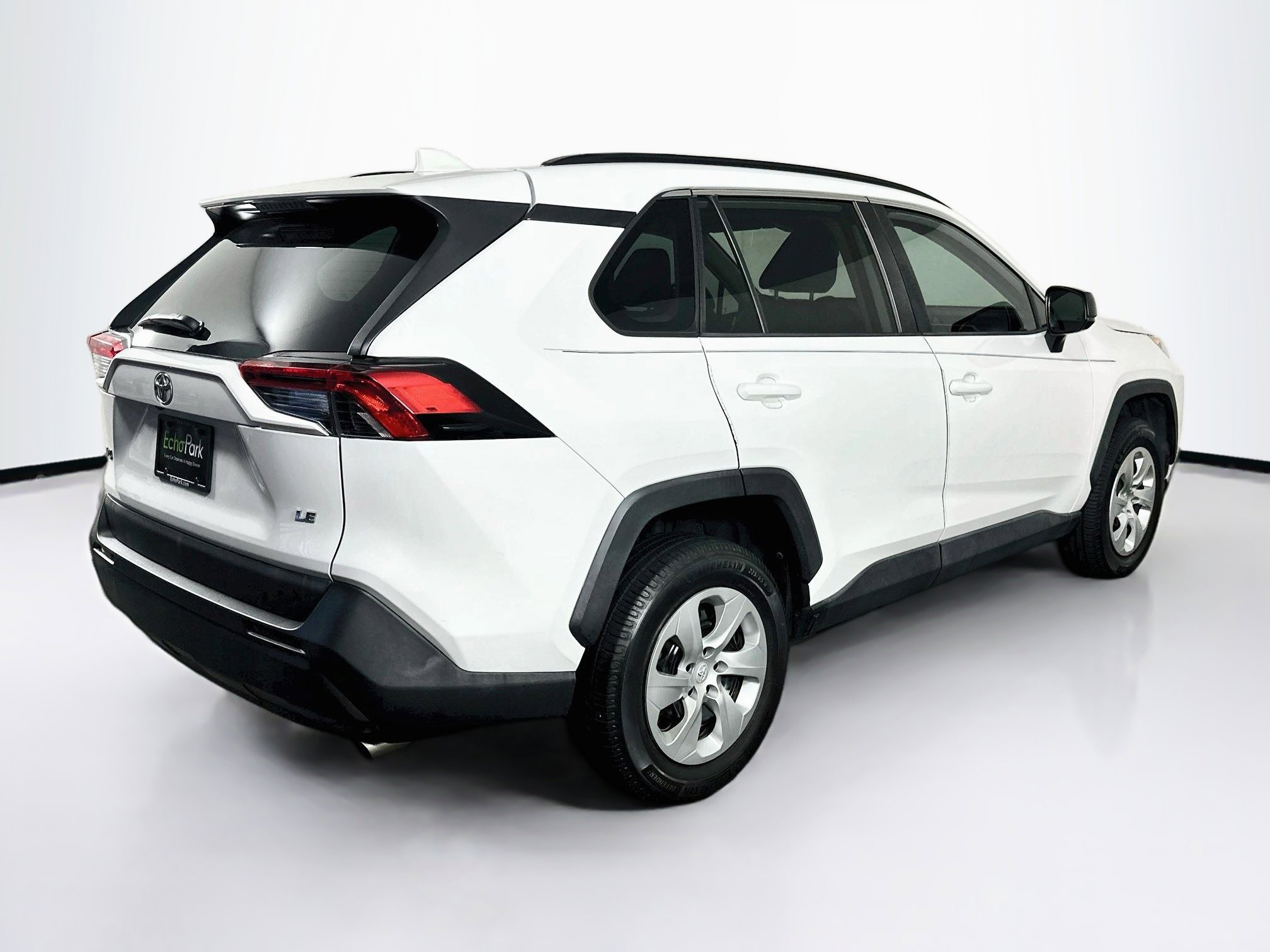 Used 2019 Toyota RAV4 LE FWD image 9