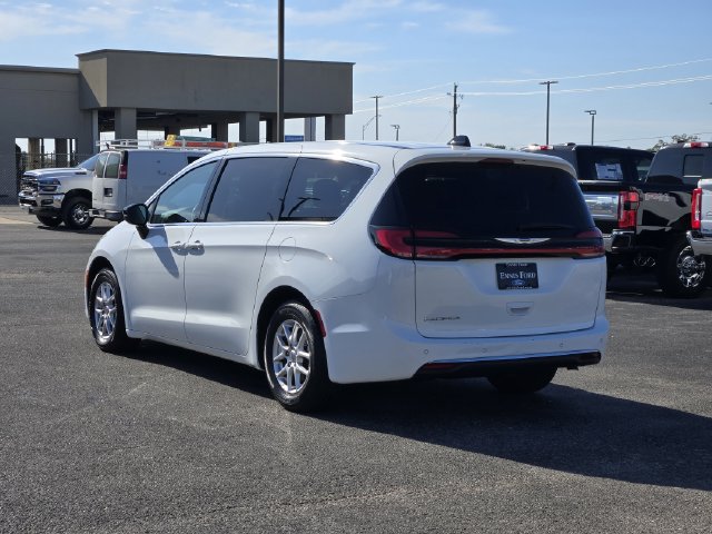 Used 2024 Chrysler Pacifica Touring-L FWD image 4