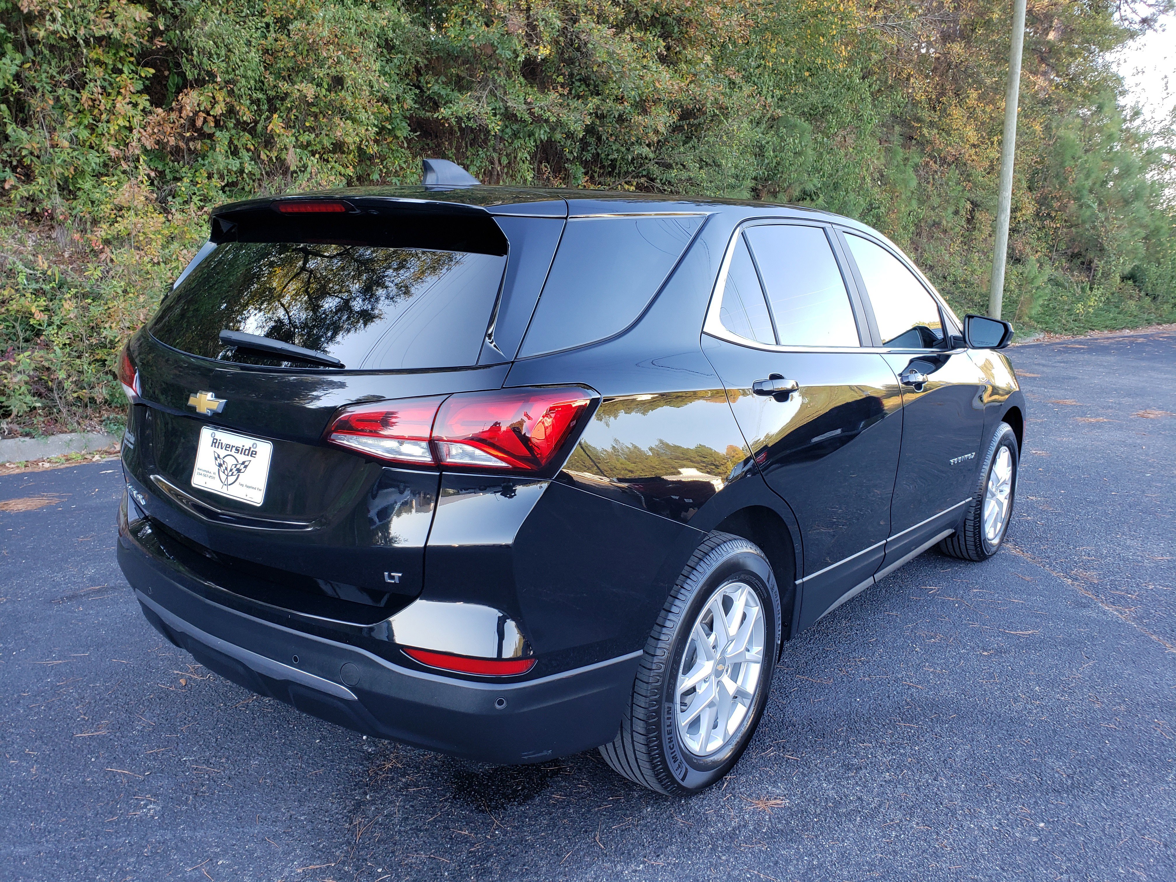 Used 2022 Chevrolet Equinox LT w/ Driver Convenience Package image 2