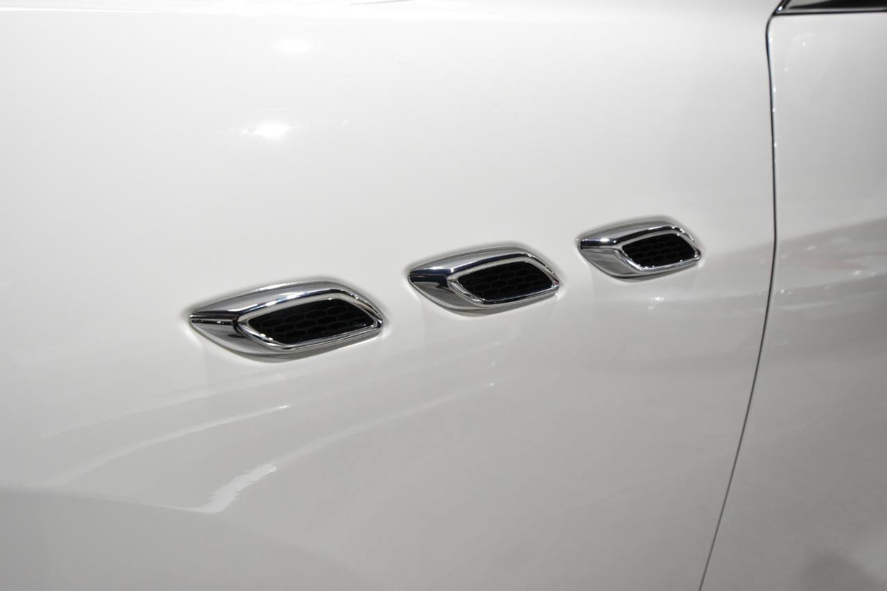 Used 2018 Maserati Levante AWD/4WD image 4
