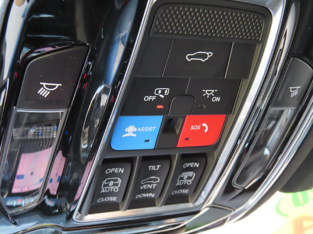 Used 2022 Jeep Grand Cherokee Overland w/ Luxury Tech Group IV AWD/4WD image 15