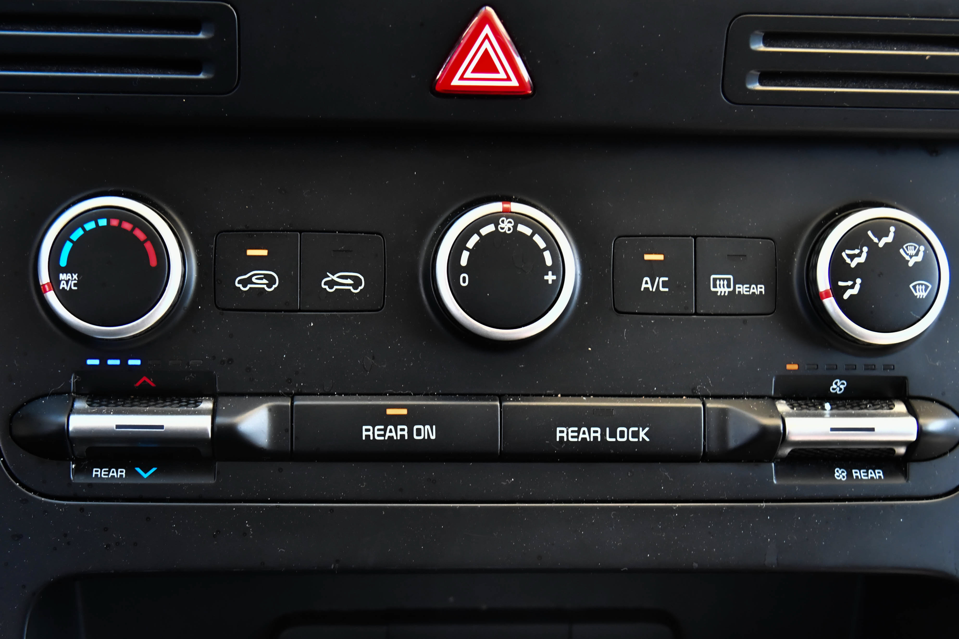 Used 2023 Kia Carnival LX FWD image 24