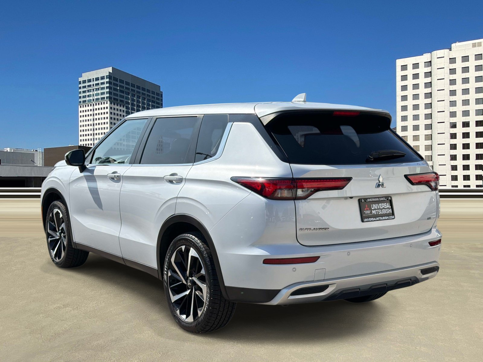 Used 2024 Mitsubishi Outlander AWD image 3