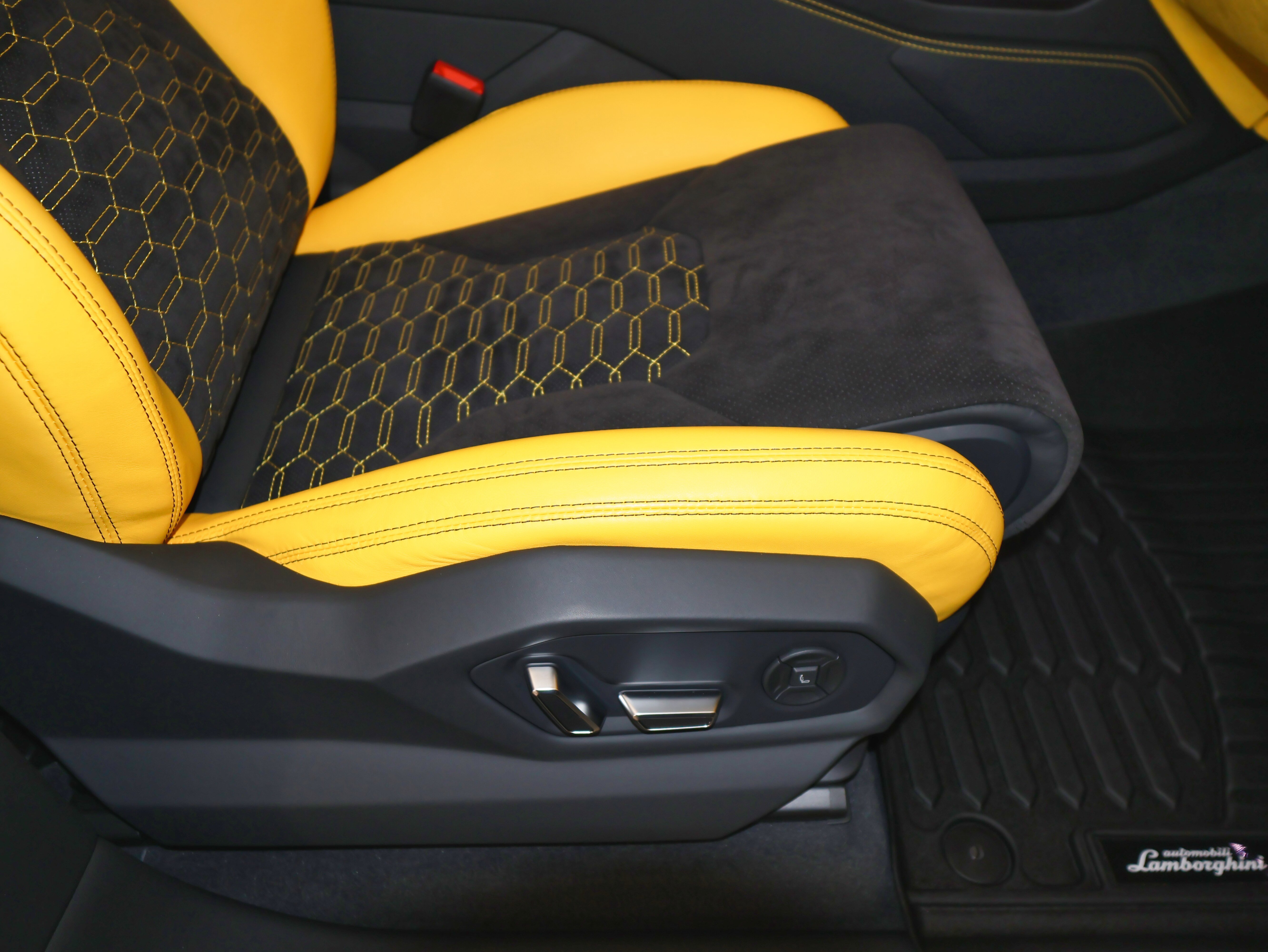 Used 2022 Lamborghini Urus image 54