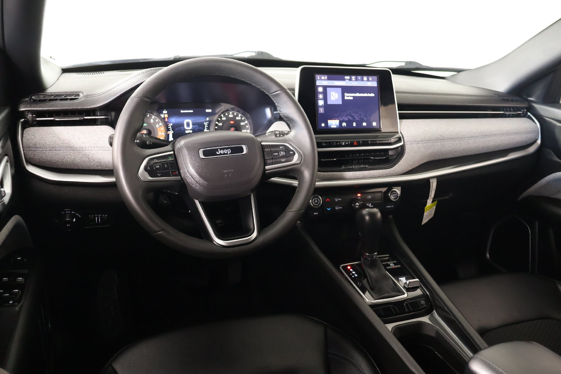 Used 2025 Jeep Compass Latitude AWD/4WD image 2