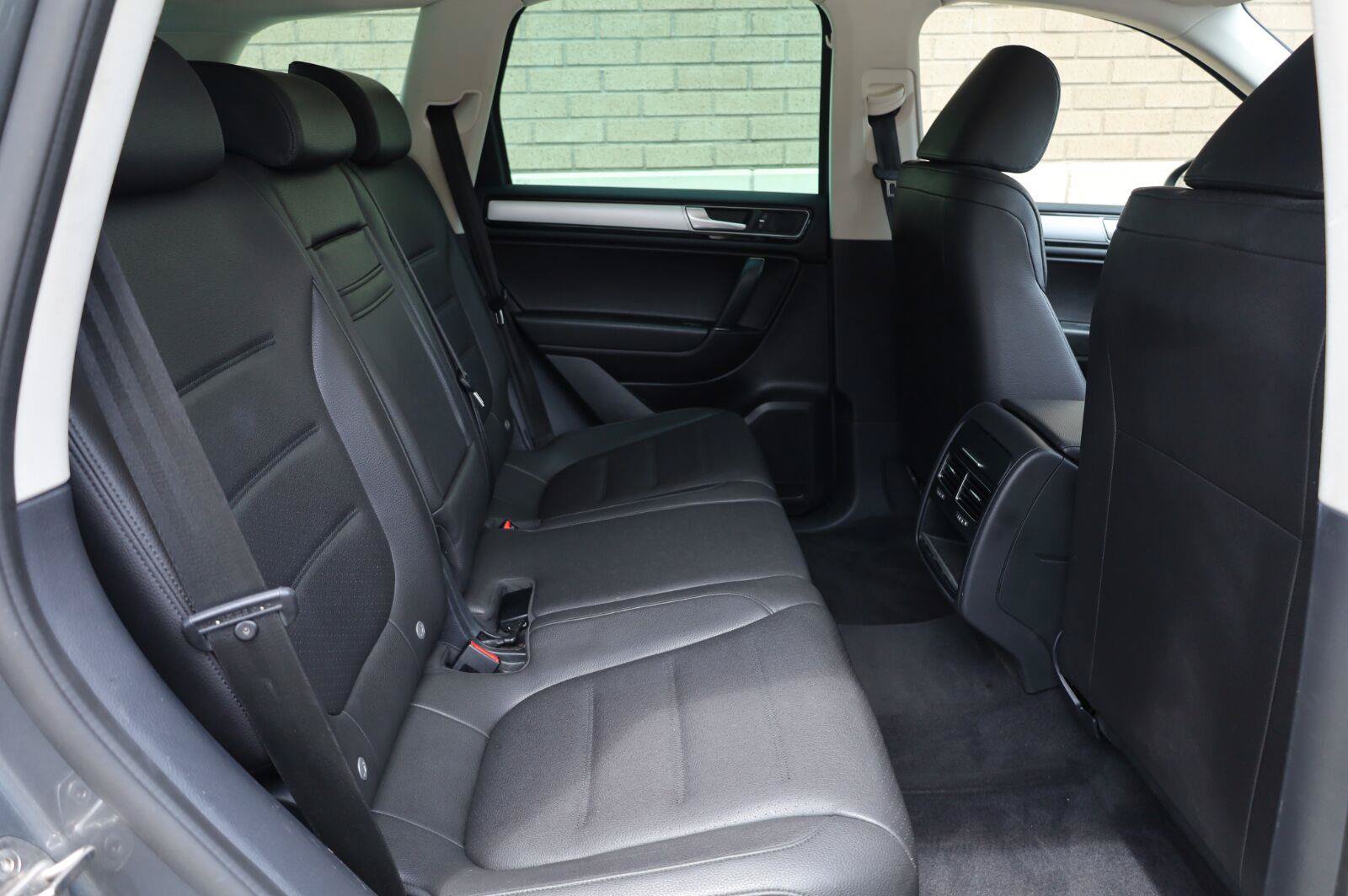 Used 2017 Volkswagen Touareg Sport AWD/4WD image 22