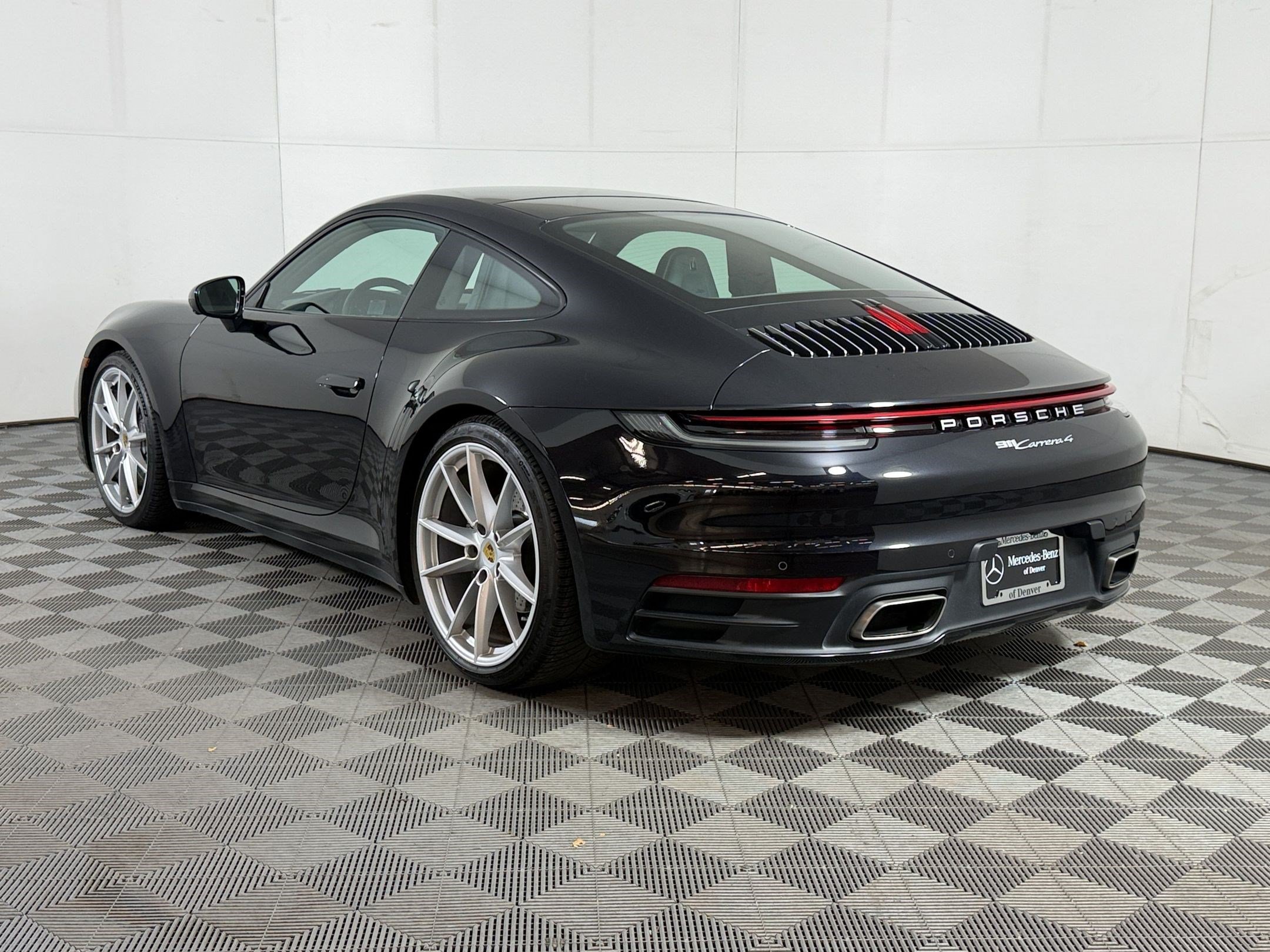 Used 2024 Porsche 911 Carrera RWD image 3