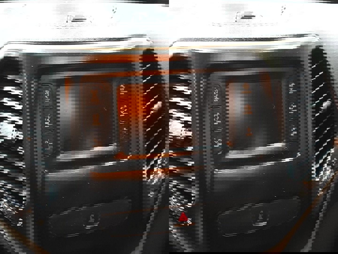 Used 2018 Jeep Cherokee Latitude w/ Cold Weather Group image 14