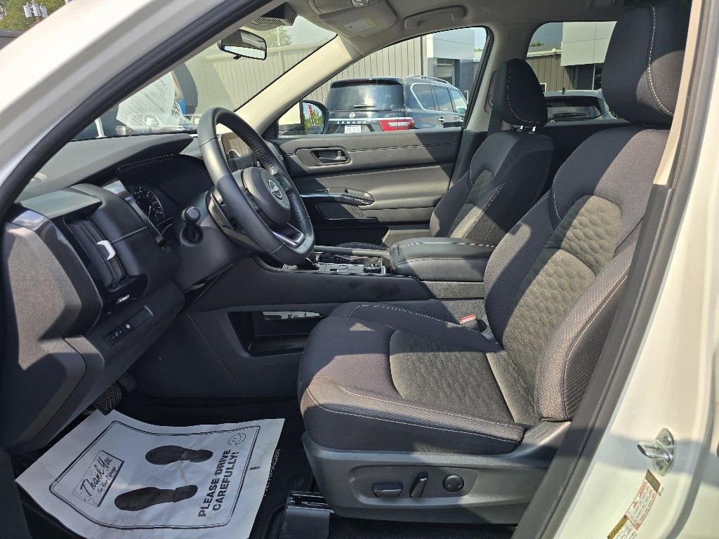 Used 2024 Nissan Pathfinder SV image 9