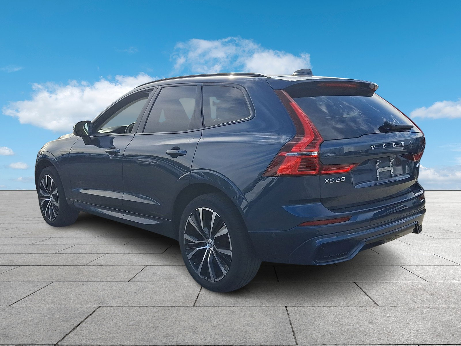 Used 2024 Volvo XC60 B5 Plus w/ Climate Package AWD/4WD image 4