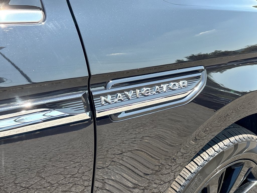 Used 2023 Lincoln Navigator L Reserve AWD/4WD image 12