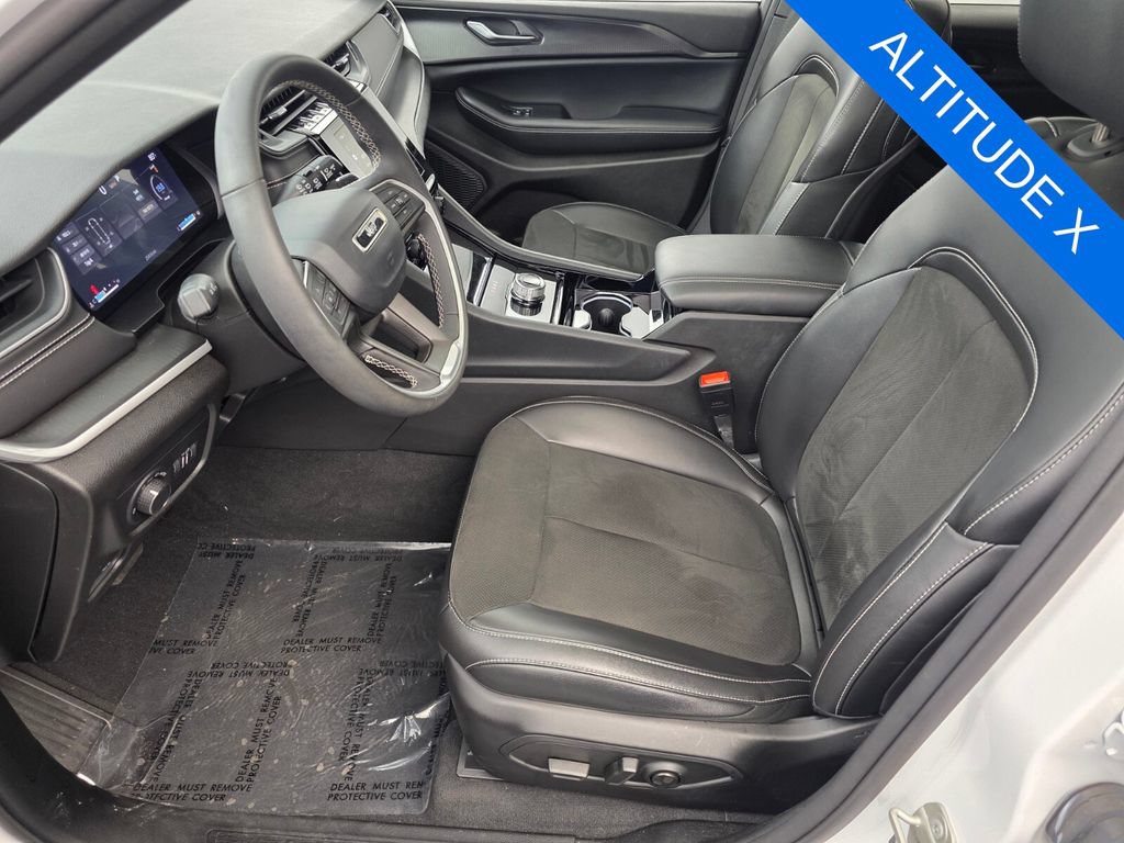 Used 2023 Jeep Grand Cherokee Altitude AWD/4WD image 9