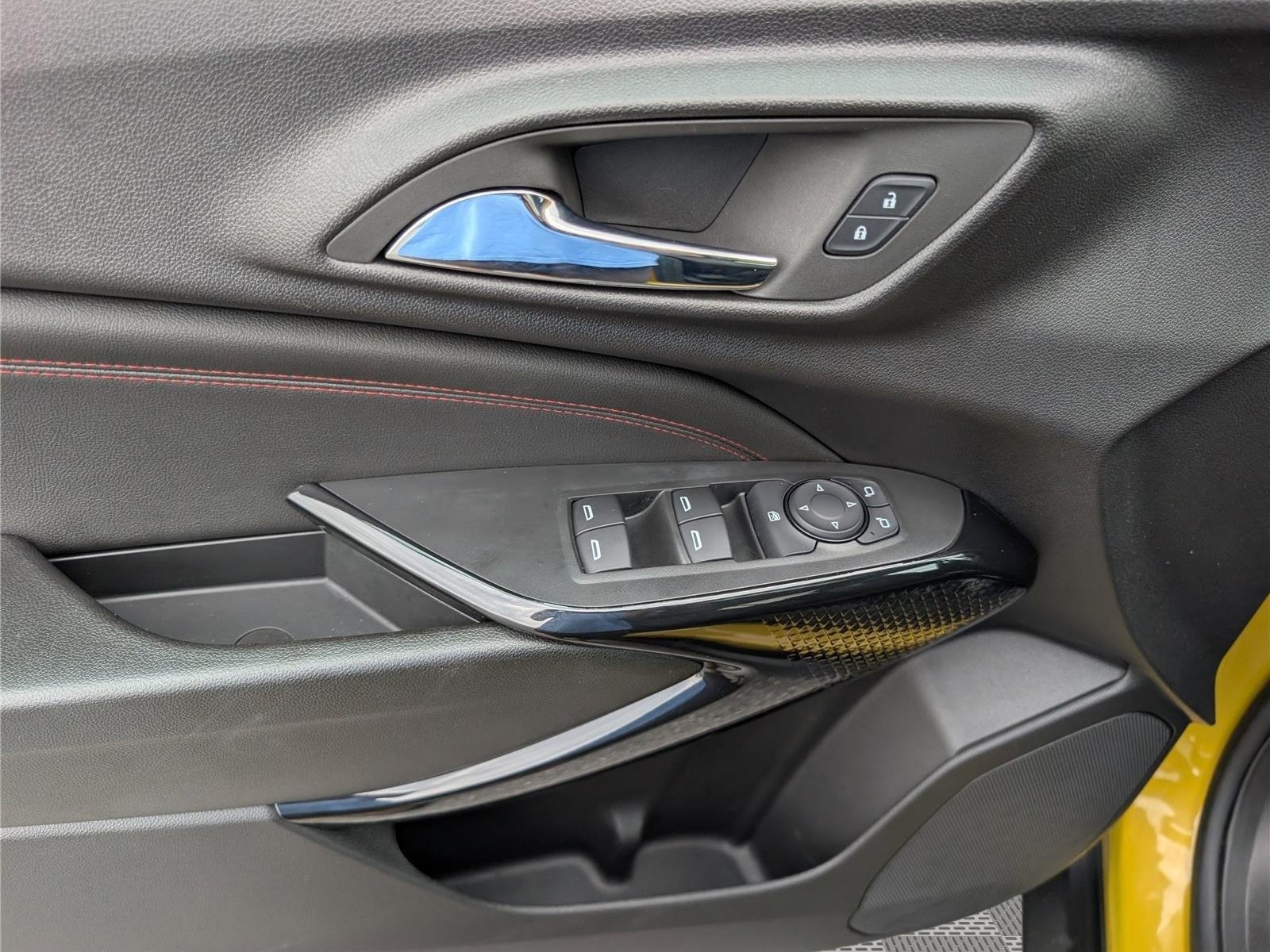 Used 2025 Chevrolet Trax RS w/ Sunroof Package FWD image 19