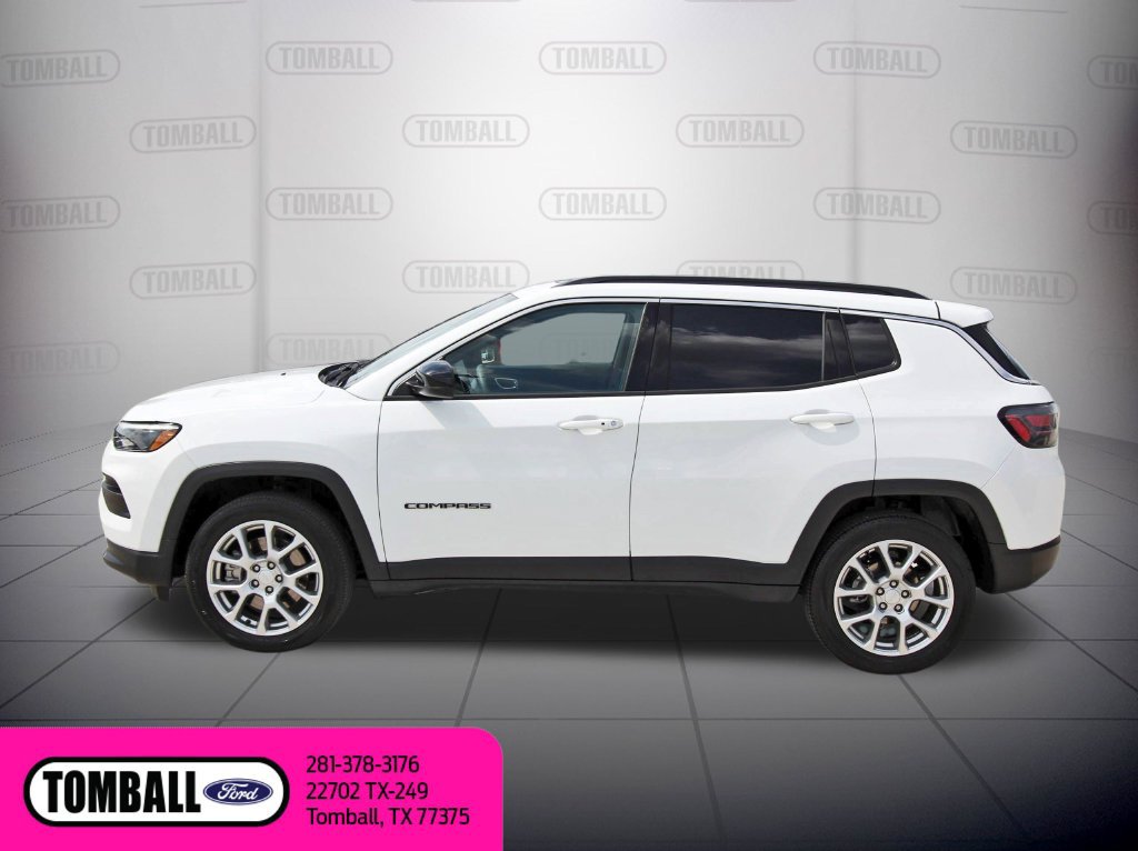 Used 2024 Jeep Compass Latitude w/ Sun and Sound Group AWD/4WD image 5