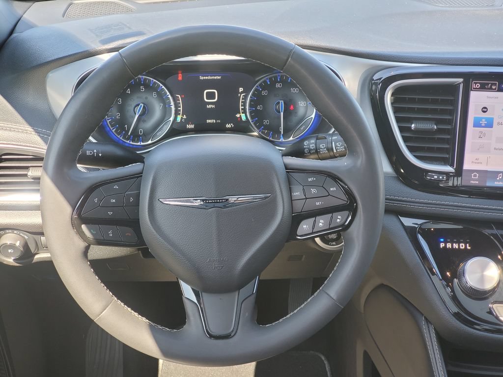 Used 2025 Chrysler Pacifica Limited FWD image 26