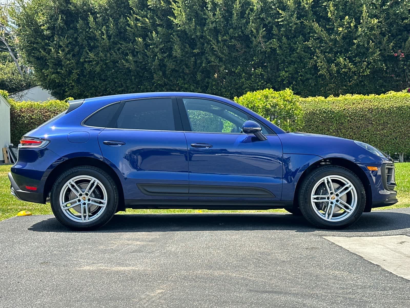 Certified 2025 Porsche Macan AWD/4WD image 9