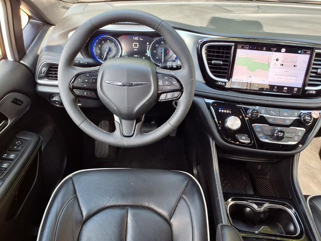 Used 2026 Chrysler Pacifica Limited w/ S Appearance Package FWD image 6