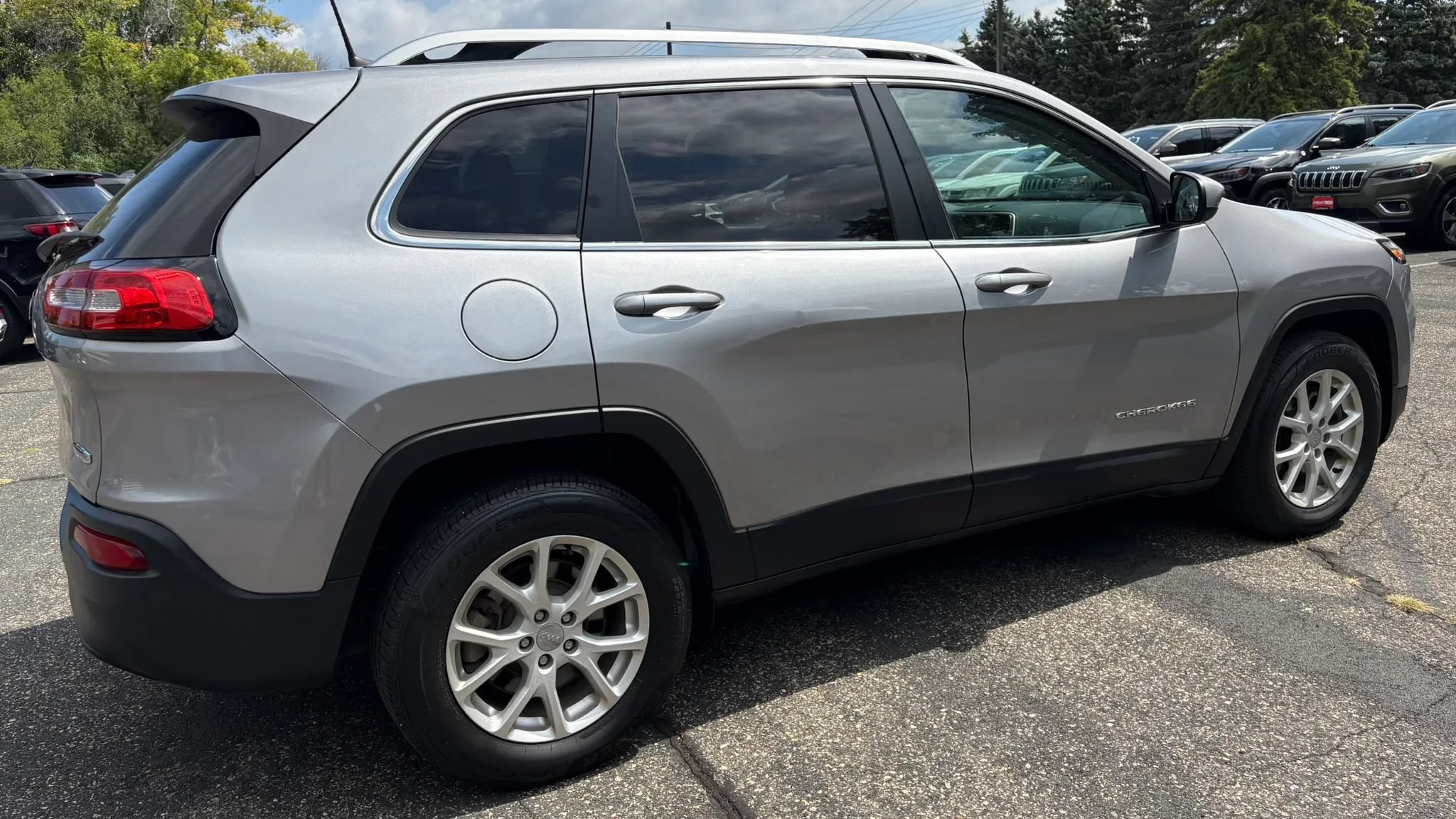 Used 2017 Jeep Cherokee Latitude AWD/4WD image 10