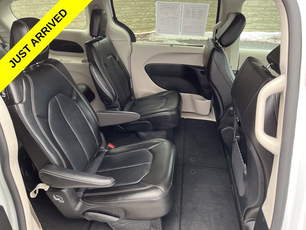 Used 2024 Chrysler Pacifica Touring-L image 13