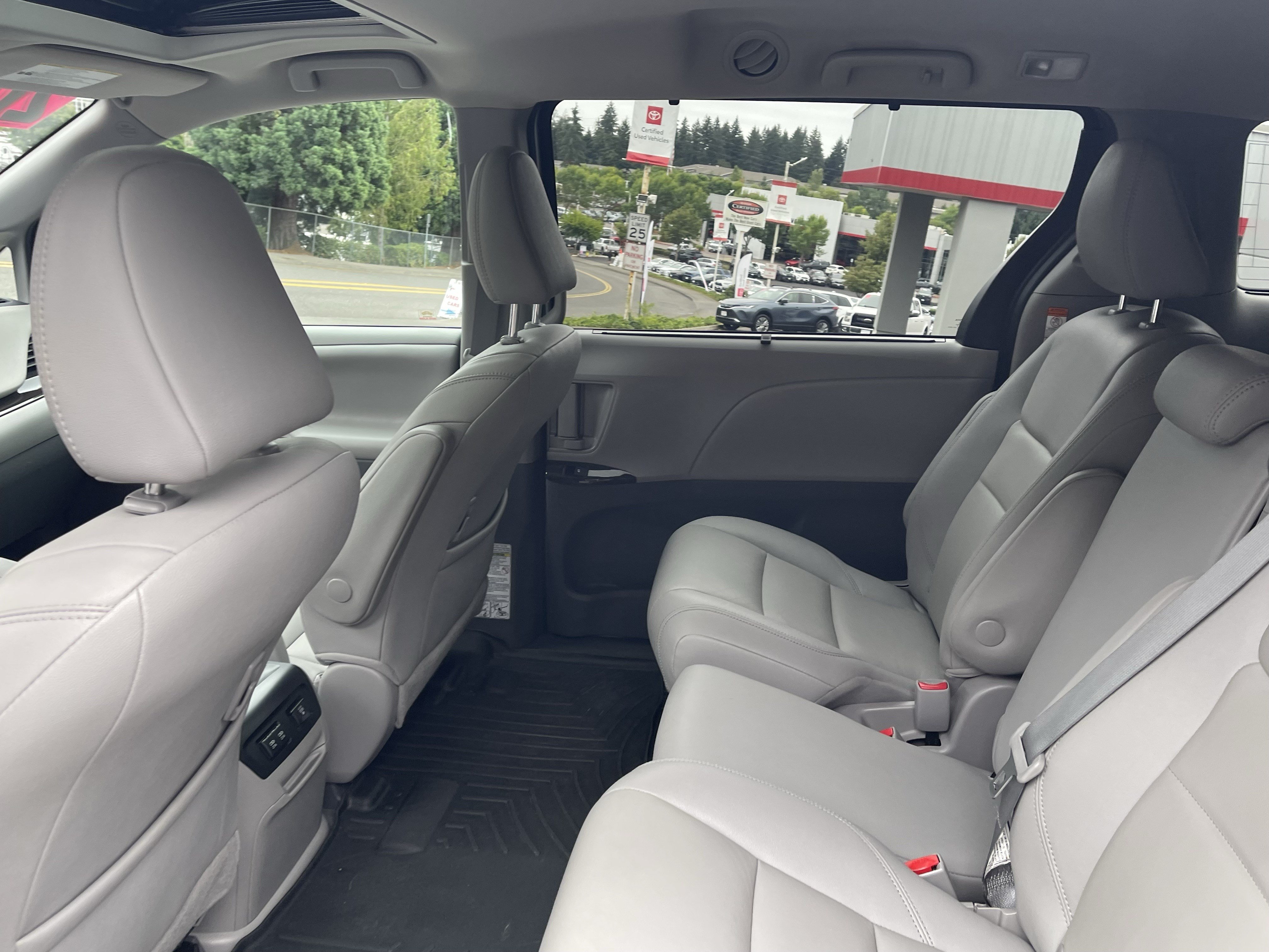 Certified 2020 Toyota Sienna XLE FWD image 12